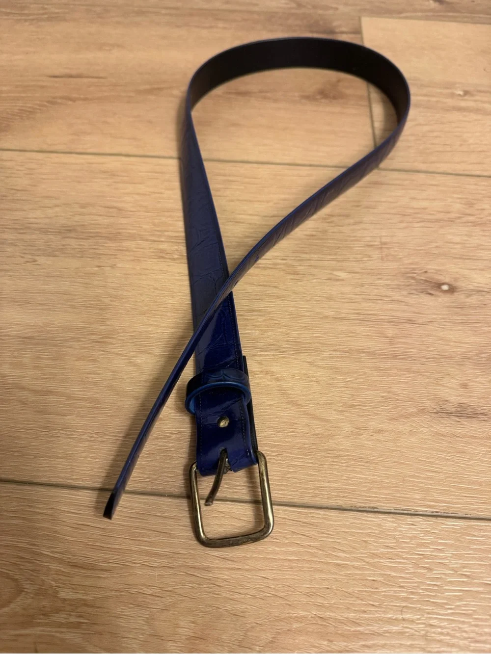 ✨💙VTG Women’s 80’s Blue Leather Croc-Embossed Gold Buckle Minimalist Belt
